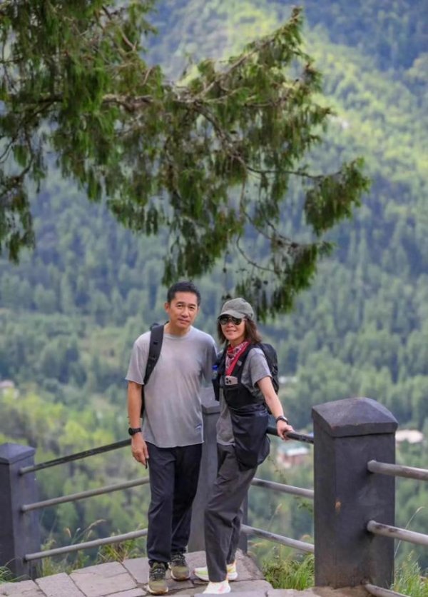 财盛配资 62岁梁朝伟被偶遇 头发花白小腹凸起 享受自然老去